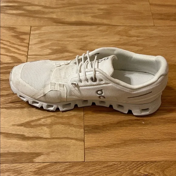 On Cloud white shoes. In great condition. - Picture 7 of 17